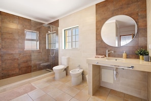 Shower, hair dryer, towels - Villa 'Modern  in Olhao' with Mountain View, Wi-Fi and Air Conditioning (Quelfes)