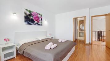 Iron/ironing board, WiFi, bed sheets