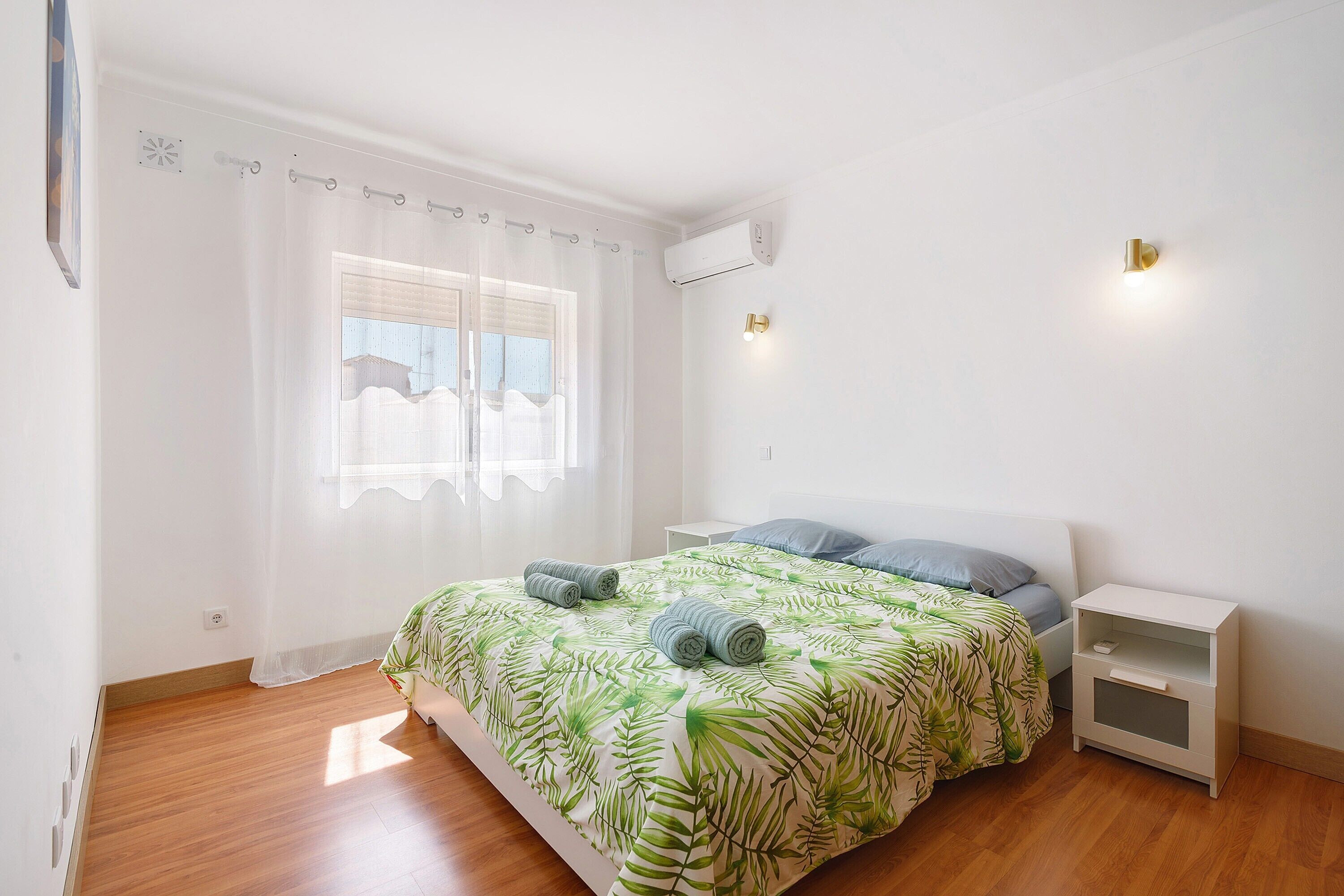Tabla de planchar con plancha, wifi y ropa de cama 