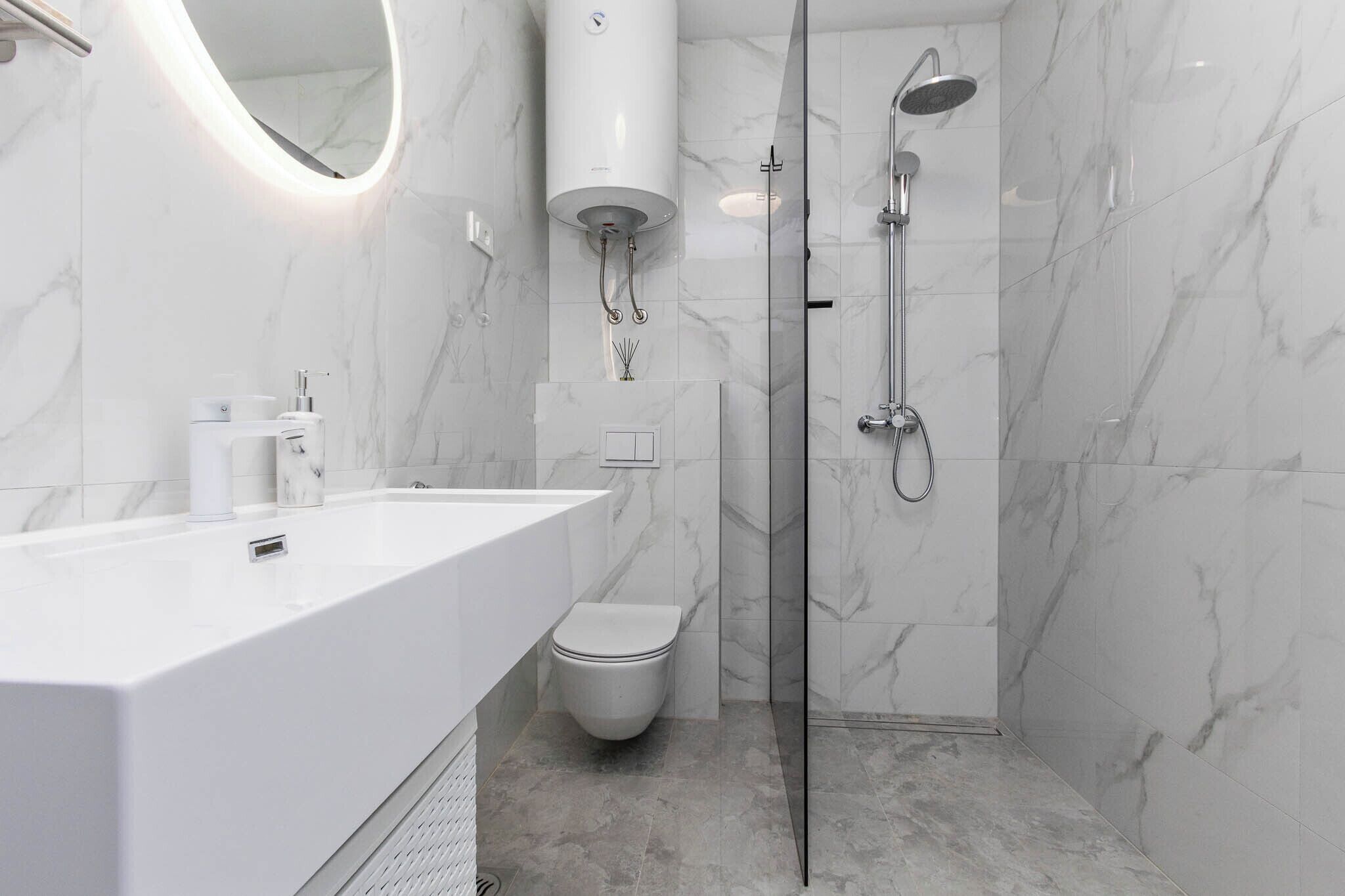 Douche, sèche-cheveux, serviettes fournies, savon