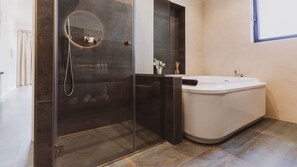 Bañera de hidromasaje, secador de pelo, bidé y toallas