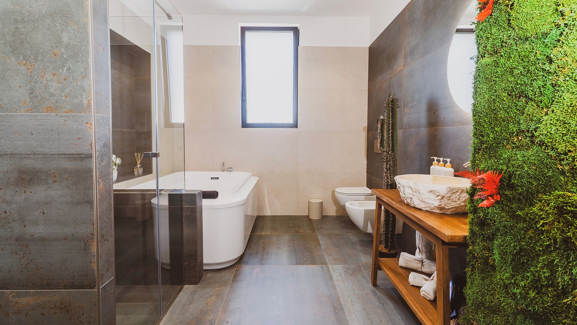 Baignoire à jets, sèche-cheveux, bidet, serviettes fournies