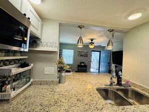 Private kitchen - Cozy 1-bedroom condo in wonderful Tampa with AC and gym (Tampa)