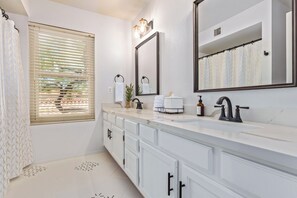 Hair dryer, towels, soap, shampoo - Scottsdale 4 Bdrm Retreat, Pool, Spa, Prime Location! (Scottsdale)