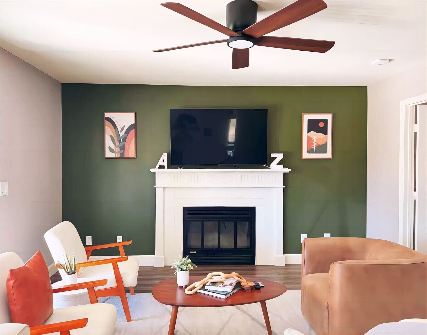 Una sala de estar con chimenea, televisor y muebles modernos.