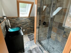 Douche, sèche-cheveux, serviettes fournies, savon