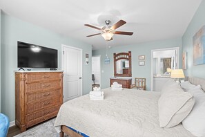 3 bedrooms, iron/ironing board, travel cot, WiFi - Serenity Shores By Beach Star (Surfside Beach)