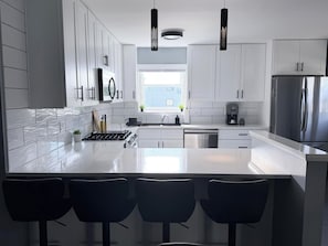 Réfrigérateur, four à micro-ondes, un four, surface de cuisson