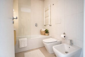 Secadora de cabello, bidet, toallas, jabón 