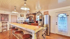 Fridge, microwave, stovetop, dishwasher - Old Florida Cottage in Saint Augustine (St. Augustine)
