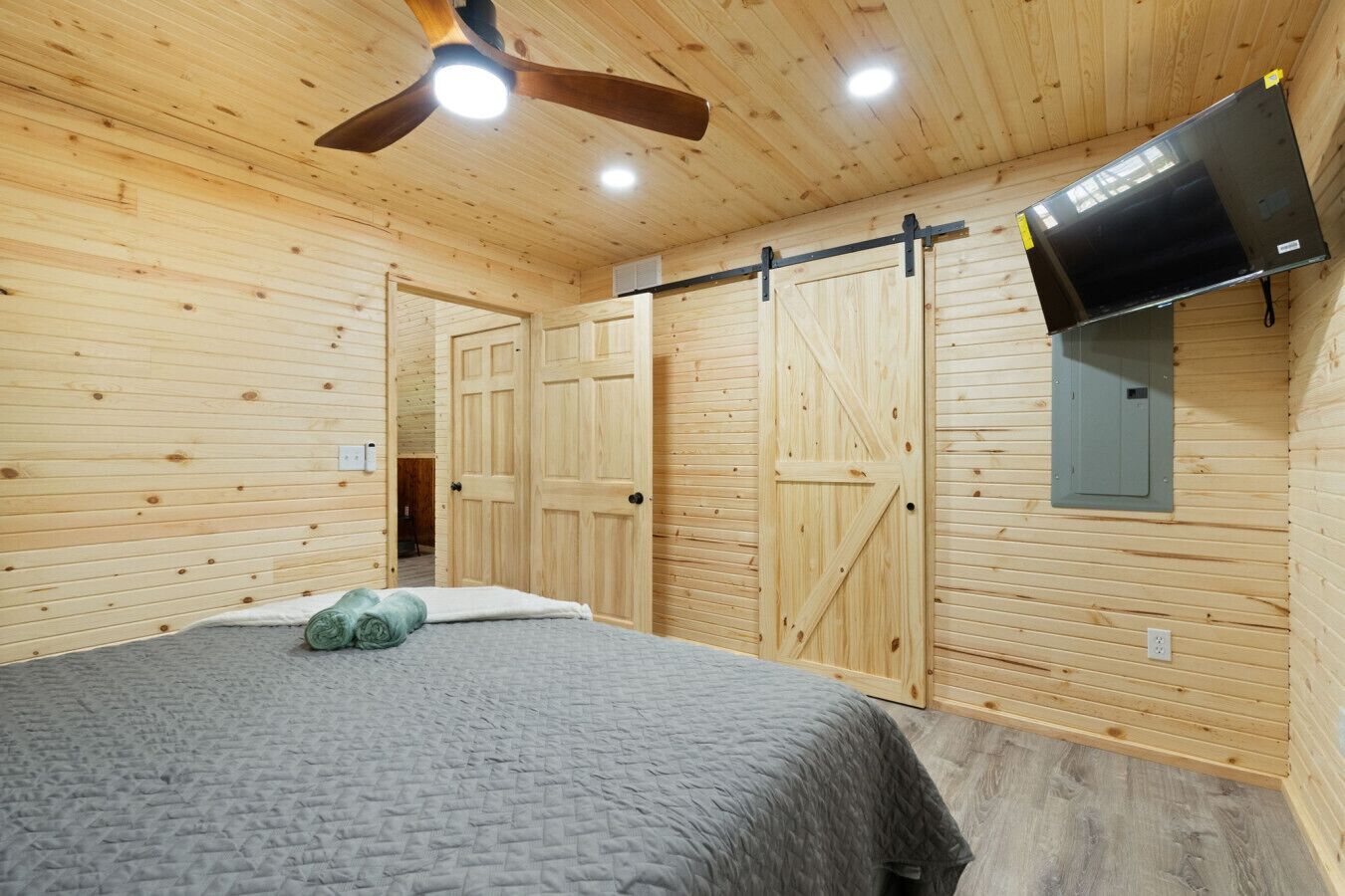 Tabla de planchar con plancha, wifi y ropa de cama 