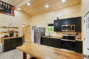 Frigorífico, horno, placa de cocina y tostadora