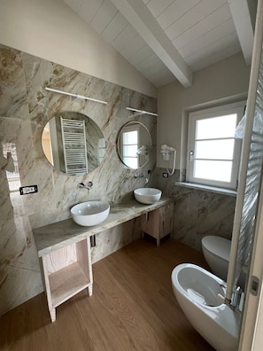 Shower, hair dryer, towels, soap - Villa Thymari (MASSA)