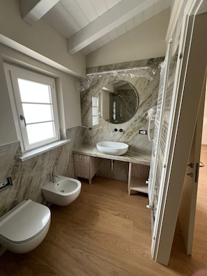 Shower, hair dryer, towels, soap - Villa Thymari (MASSA)