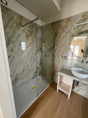 Shower, hair dryer, towels, soap - Villa Thymari (MASSA)