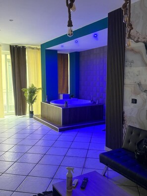 Luxury Suite, Balcony, City View | Room amenity - partenope chiaia suite & room's (Napoli)
