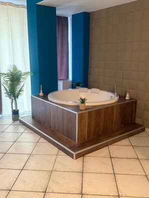 Luxe suite, balkon, uitzicht op de stad | Badkamer | Gratis toiletartikelen, zeep, shampoo, toiletpapier
