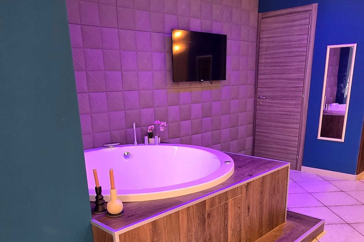 奢华套房, 阳台, 城市景观 | 私人 SPA 浴缸