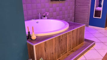 Luxury Suite, Balcony, City View | Private spa tub