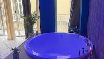Suite Luxe, balcon, vue ville | Bain à remous privé
