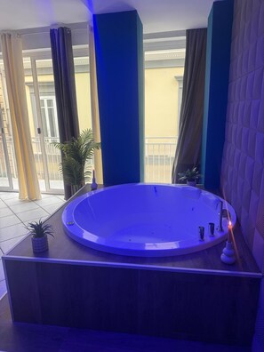 Luksussviitti, parveke, kaupunkinäköala | Kylpyhuone | Ilmaiset hygieniatuotteet, saippua, sampoo, vessapaperi