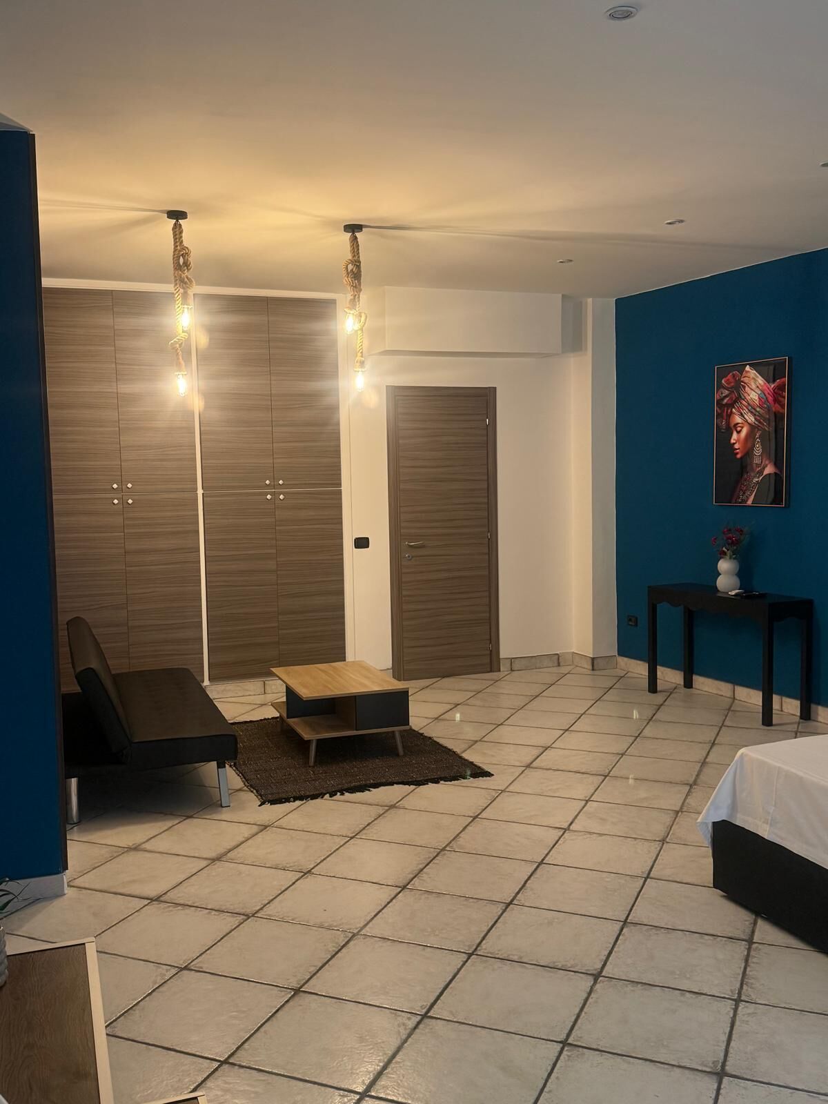 Luxury-Suite, Balkon, Stadtblick | Wohnbereich | 43-Zoll-Smart-TV mit Kabelempfang