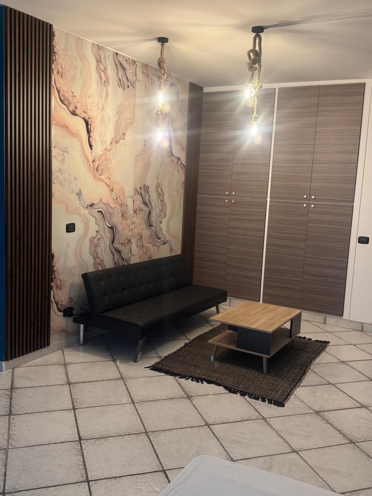 Suite Luxury, balcone, vista città | Area soggiorno | Smart TV 43 pollici con canali via cavo