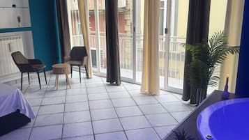 Luxury-Suite, Balkon, Stadtblick | Schreibtisch, kostenloses WLAN