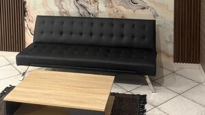 Luksussuite, balkong, byutsikt | Oppholdsområde | En 43-tommers smart-TV med kabel-kanaler