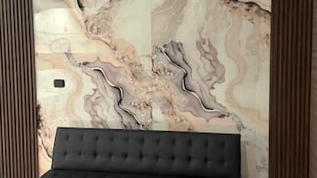Luxury-Suite, Balkon, Stadtblick | Wohnbereich | 43-Zoll-Smart-TV mit Kabelempfang