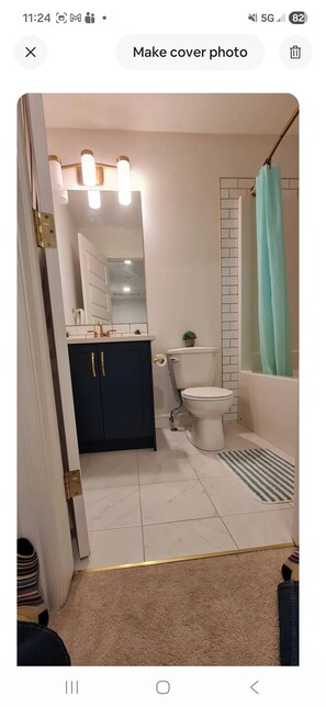 Douche, serviettes fournies, savon, papier toilette