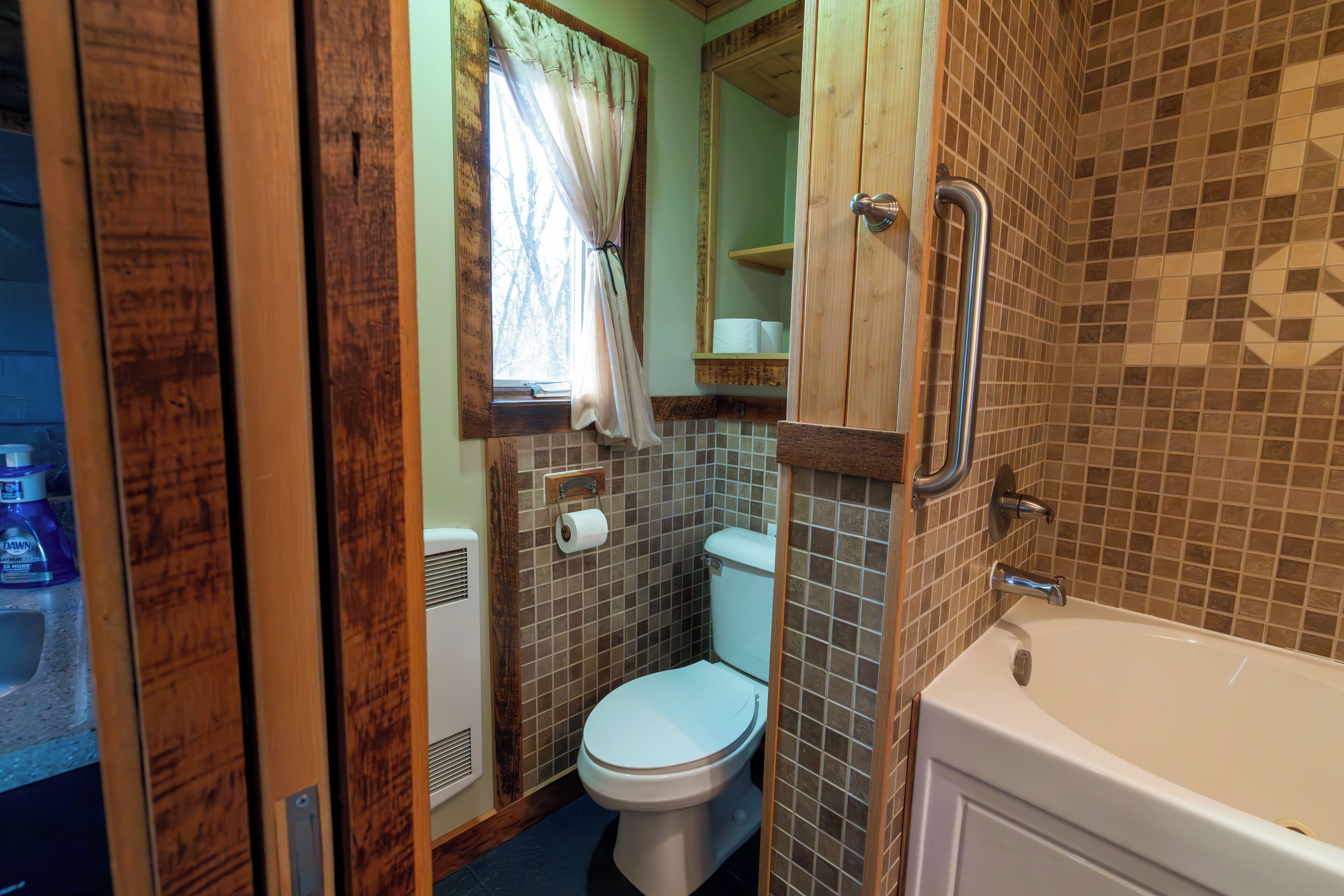 Standard Studio | Bathroom | Towels, soap, shampoo, toilet paper