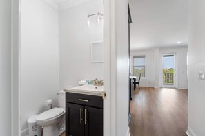 Shower, towels - Newly Renovated Gulf Shores Getaway with Gas Grill (Gulf Shores)
