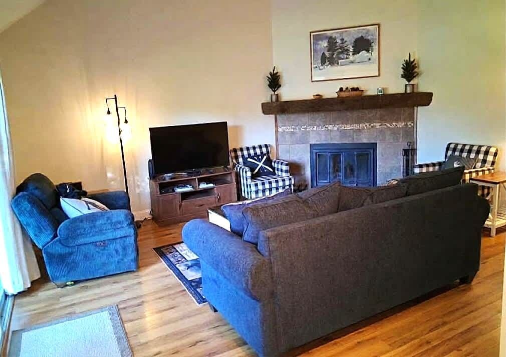 New Pull Out Queen Sofa Bed and Super Comfy Recliner 