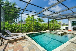 Una piscina al aire libre, una piscina climatizada