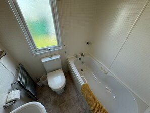 Een haardroger, toiletpapier