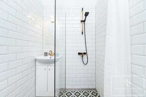 Een douche, een haardroger, handdoeken, zeep