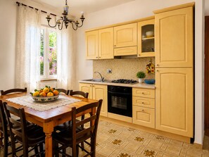 Private kitchen - The House Iolanda Sea View sunsets Corsica and Pianosa (Toscana)