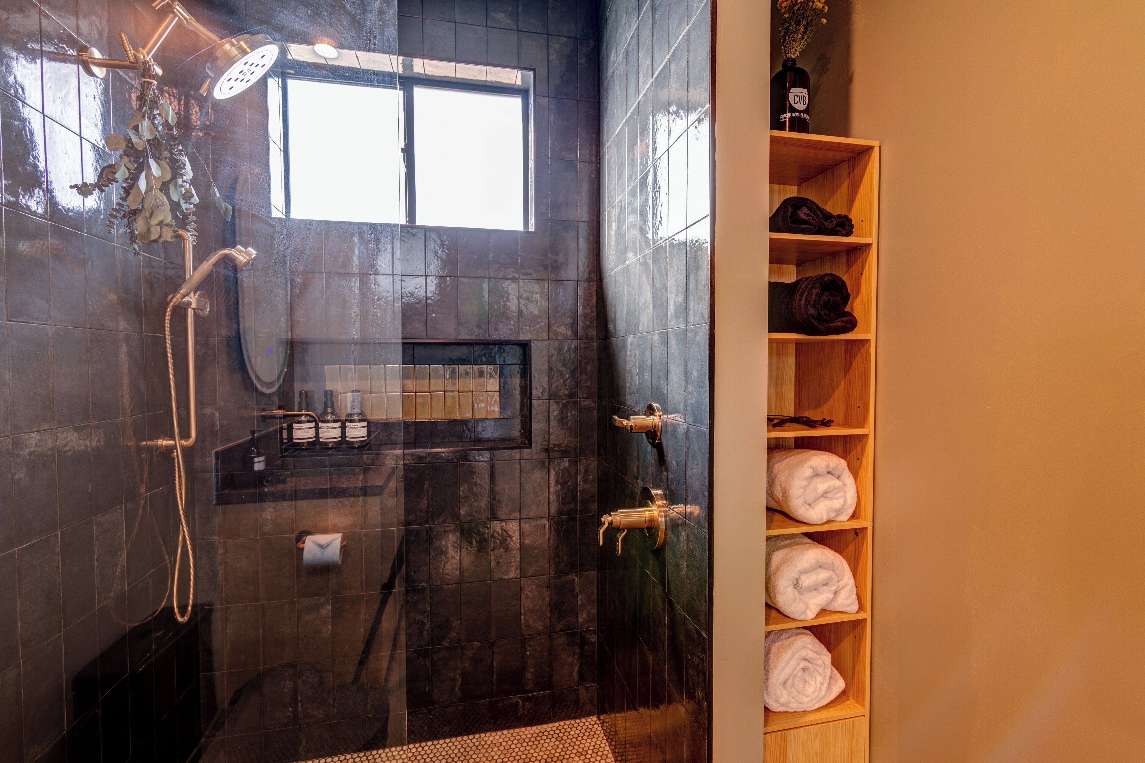 Douche, sèche-cheveux, serviettes fournies, savon