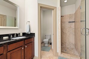 Dusche, Whirlpool, Handtücher, Seife