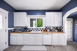 Private kitchen - Walk to UW, Light Rail - 3BR Seattle Craftsman, AC, Gym, 24/7 Security, 2Parking (Seattle)