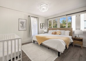 WiFi, bed sheets - Walk to UW, Light Rail - 3BR Seattle Craftsman, AC, Gym, 24/7 Security, 2Parking (Seattle)