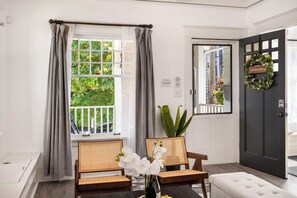 Living area - Walk to UW, Light Rail - 3BR Seattle Craftsman, AC, Gym, 24/7 Security, 2Parking (Seattle)