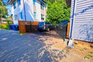 Property grounds - Walk to UW, Light Rail - 3BR Seattle Craftsman, AC, Gym, 24/7 Security, 2Parking (Seattle)