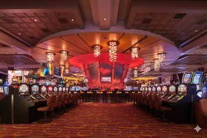 Casino - 5BR Luxury Poconos Getaway w/ Jacuzzi, Theater, Poker, Fire Pit & Arcade (East Stroudsburg)