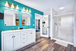 Shower, hair dryer, bidet, towels - 5BR Luxury Poconos Getaway w/ Jacuzzi, Theater, Poker, Fire Pit & Arcade (East Stroudsburg)