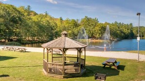 Property grounds - 5BR Luxury Poconos Getaway w/ Jacuzzi, Theater, Poker, Fire Pit & Arcade (East Stroudsburg)