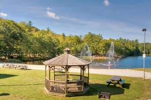 Property grounds - 5BR Luxury Poconos Getaway w/ Jacuzzi, Theater, Poker, Fire Pit & Arcade (East Stroudsburg)