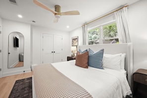 3 bedrooms, iron/ironing board, travel cot, free WiFi - Elegant LSU Ave Home near LSU South Gates (Baton Rouge)