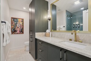 Douche, sèche-cheveux, serviettes fournies